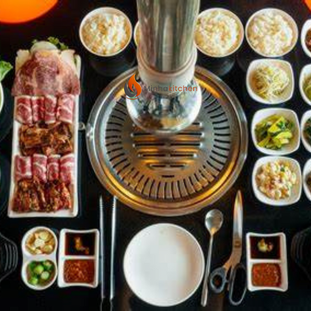 Bạn đang ấp ủ mở một quán nướng nhỏ hay nhà hàng BBQ theo phong cách Hàn Quốc? Một trong những yếu tố quan trọng quyết định sự thành công của mô hình này không chỉ nằm ở thực đơn, nguyên liệu hay dịch vụ – mà còn ở thiết bị bếp nướng, đặc biệt là bếp nướng than Hàn Quốc hút khói dương.  Vậy để khai trương quán nướng suôn sẻ, thu hút khách hàng từ những ngày đầu, bạn cần chuẩn bị những gì? Cùng Minhakitchen điểm danh checklist quan trọng và lý do vì sao bếp hút khói dương là lựa chọn thiết yếu!