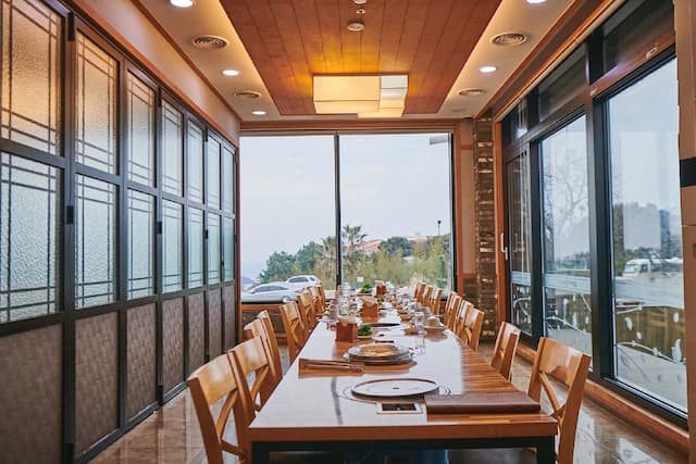 Nếu bạn đang tìm kiếm một giải pháp nướng thịt, hải sản, hoặc các món nướng khác tại nhà hàng, quán ăn hoặc gia đình, việc lựa chọn một thiết bị bếp nướng chất lượng cao là yếu tố vô cùng quan trọng. Tại Minhakitchen, chúng tôi cung cấp các dòng bếp nướng than hoa đẳng cấp, giúp nâng cao trải nghiệm ăn uống của khách hàng và đảm bảo không gian bếp luôn sạch sẽ, thoáng đãng.