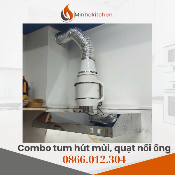 Trong mỗi căn bếp, dù là bếp gia đình nhỏ gọn hay bếp nhà hàng chuyên nghiệp, khói, mùi thức ăn và dầu mỡ luôn là vấn đề gây khó chịu. Không chỉ ảnh hưởng đến thẩm mỹ, mùi ám lâu ngày còn tác động tiêu cực đến sức khỏe của các thành viên trong gia đình. Để giải quyết tình trạng này, tum hút khói inox gia đình (hay còn gọi là chụp hút mùi inox) chính là lựa chọn tối ưu. Với thiết kế gọn gàng, sang trọng, thiết bị này được lắp ngay phía trên bếp nấu, có tác dụng thu gom toàn bộ khói, dầu mỡ và mùi thức ăn rồi dẫn ra ngoài qua hệ thống quạt hút và ống gió. Sản phẩm được ứng dụng phổ biến tại bếp gia đình, căn hộ chung cư, quán ăn nhỏ, nhà hàng mini – nơi không thể lắp đặt chụp hút công nghiệp cồng kềnh.