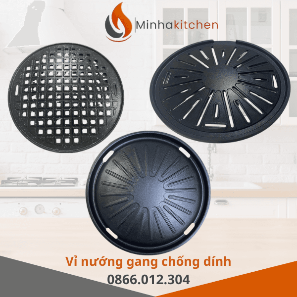 Kinh doanh nhà hàng lẩu nướng hay chuẩn bị cho những bữa tiệc BBQ gia đình luôn đòi hỏi sự đầu tư kỹ lưỡng về mặt thiết bị và phụ kiện. Trong số các yếu tố quyết định đến độ ngon của món nướng, vỉ nướng đóng vai trò vô cùng quan trọng. Nếu sử dụng các loại vỉ kém chất lượng, thịt rất dễ bị cháy khét bên ngoài nhưng bên trong vẫn chưa chín, hoặc tệ hơn là tình trạng dính vỉ gây mất thẩm mỹ và tốn thời gian vệ sinh. Để giải quyết triệt để vấn đề này, dịch vụ cung cấp vỉ nướng gang caro Hàn Quốc chất lượng cao đang trở thành điểm đến hàng đầu của các chủ doanh nghiệp ẩm thực. Với khả năng giữ nhiệt vượt trội cùng thiết kế kẻ caro sang trọng, dòng vỉ nướng gang chống dính này chính là bí quyết giúp nâng tầm chất lượng món ăn và tối ưu hóa quy trình vận hành của quán.