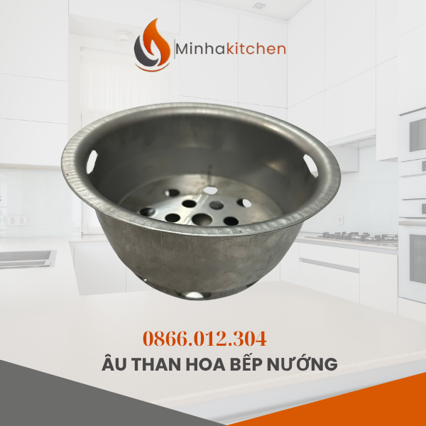 ạn là chủ nhà hàng lẩu nướng, BBQ không khói, hoặc bất kỳ loại hình kinh doanh ẩm thực nào sử dụng than hoa? Chắc hẳn bạn hiểu rõ những thách thức trong việc quản lý than: làm sao để than cháy hiệu quả, không hao tốn, và quan trọng nhất là đảm bảo an toàn tuyệt đối cho thực khách và nhân viên? Nếu bạn đang tìm kiếm một giải pháp bền vững và tối ưu, thì Xô Than Hoa Nhà Hàng Inox chính là bí quyết mà bạn không thể bỏ qua.  Một chiếc âu đựng than hoa chất lượng cao không chỉ đơn thuần là vật chứa than, mà còn là yếu tố then chốt giúp nâng cao hiệu suất hoạt động và tiêu chuẩn an toàn cho bếp nướng công nghiệp của bạn. Hãy cùng Minhakitchen đi sâu khám phá nhé!