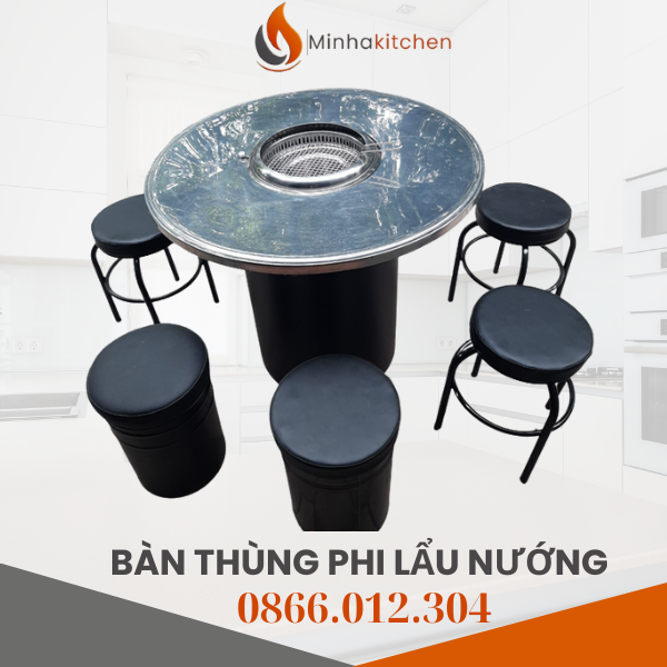 Bàn lẩu nướng thùng phi là dạng bàn được cải tiến từ thùng phuy kim loại, sơn tĩnh điện hoặc làm bằng inox, kết hợp với mặt bàn tròn hoặc chữ nhật có khoét lỗ đặt bếp nướng hoặc nồi lẩu. Phong cách này xuất phát từ các quán nướng – lẩu bình dân tại Hàn Quốc, tạo cảm giác gần gũi nhưng vẫn cực kỳ cá tính.