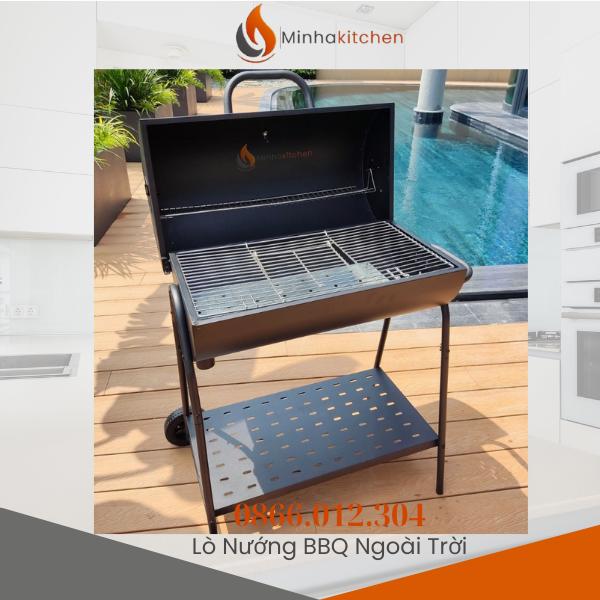 Trong những năm gần đây, nhu cầu nghỉ dưỡng tại villa, homestay hoặc biệt thự sân vườn ngày càng tăng cao. Và một trong những trải nghiệm được yêu thích nhất khi lưu trú tại những không gian riêng tư này chính là tiệc BBQ ngoài trời. Để có được một buổi BBQ hoàn hảo – tiện lợi – đậm chất nghỉ dưỡng, chiếc lò nướng than kiểu thùng phuy chuyên dụng chính là thiết bị không thể thiếu cho mọi villa hiện đại.