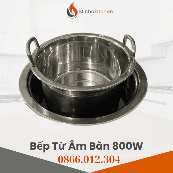 Kinh doanh mô hình lẩu một người (lẩu cô đơn), lẩu băng chuyền hay lẩu mini đang trở thành trào lưu thu hút đông đảo thực khách trẻ tuổi và dân văn phòng. Tuy nhiên, bài toán lớn nhất của các chủ quán khi bắt đầu thiết kế menu và không gian là: Mở quán lẩu cô đơn, lẩu một người nên chọn loại bếp từ điện nào để vừa đun sôi nhanh, vừa an toàn lại tối ưu chi phí điện năng? Câu trả lời chuẩn xác nhất từ các chuyên gia setup nhà hàng chính là: Bếp từ lẩu 800W. Hãy cùng phân tích lý do vì sao dòng bếp mini công suất 800W này lại là sự lựa chọn số 1 hiện nay!