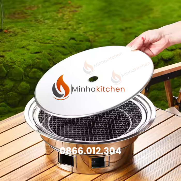 Bạn đang tìm kiếm bếp nướng than hoa mini để bàn giá tốt tại Hà Nội cho gia đình, quán ăn hay những chuyến picnic ngoài trời? Đây chính là lựa chọn hoàn hảo vừa gọn nhẹ, tiện dụng vừa giữ trọn hương vị nướng than hoa truyền thống. Hãy cùng MinhaKitchen khám phá chi tiết sản phẩm và lý do vì sao bếp nướng mini này được ưa chuộng đến vậy.