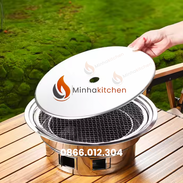 Bạn đang tìm kiếm bếp nướng than hoa mini để bàn giá tốt tại Hà Nội cho gia đình, quán ăn hay những chuyến picnic ngoài trời? Đây chính là lựa chọn hoàn hảo vừa gọn nhẹ, tiện dụng vừa giữ trọn hương vị nướng than hoa truyền thống. Hãy cùng MinhaKitchen khám phá chi tiết sản phẩm và lý do vì sao bếp nướng mini này được ưa chuộng đến vậy.