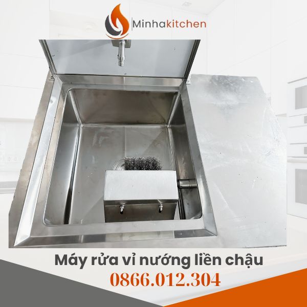 Giải pháp vệ sinh vỉ nướng nhanh chóng – chuyên nghiệp cho nhà hàng Trong kinh doanh nhà hàng lẩu nướng than hoa, vấn đề vệ sinh vỉ nướng luôn khiến chủ quán “đau đầu”. Sau mỗi lượt khách, vỉ nướng thường dính dầu mỡ, cặn cháy khét bám chặt, khó vệ sinh bằng tay thông thường. Chính vì vậy, máy đánh vỉ nướng liền chậu inox 304 ra đời như một giải pháp tối ưu, giúp nhà hàng tiết kiệm nhân công, tăng tốc độ quay vòng bàn ăn, đồng thời giữ cho vỉ nướng luôn sạch bóng như mới.