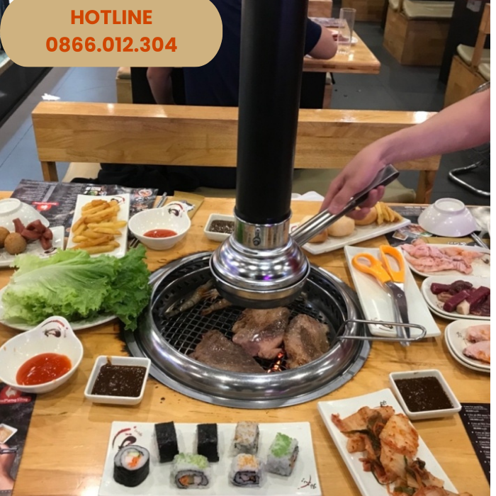 Trong vài năm trở lại đây, mô hình buffet nướng – lẩu ngày càng phát triển mạnh mẽ tại Việt Nam, đặc biệt ở các thành phố lớn. Khi nhu cầu trải nghiệm ẩm thực tăng cao, khách hàng không chỉ đòi hỏi thực đơn đa dạng, mà còn không gian ăn uống sạch sẽ, thoáng đãng. Đó cũng là lý do khiến bếp nướng than Hàn Quốc hút khói dương trở thành lựa chọn hàng đầu trong hầu hết các quán buffet nướng chuyên nghiệp.