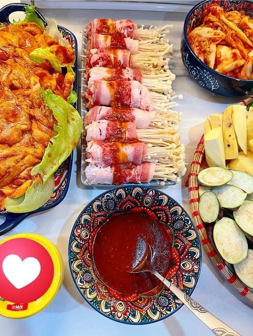 Sốt BBQ (BBQ sauce) là linh hồn của những bữa tiệc nướng. Sự kết hợp giữa vị ngọt của đường, mặn của gia vị, cay của ớt và thơm của sả, hành, tỏi tạo nên hương vị đậm đà, giúp thịt mềm và thấm vị nhanh hơn khi nướng trên bếp nướng than hoa bình dân giá rẻ. Ưu điểm của việc tự làm sốt BBQ tại nhà là an toàn, tiết kiệm và có thể tùy chỉnh theo khẩu vị riêng – rất phù hợp cho các bữa tiệc gia đình, picnic hay BBQ cùng bạn bè.