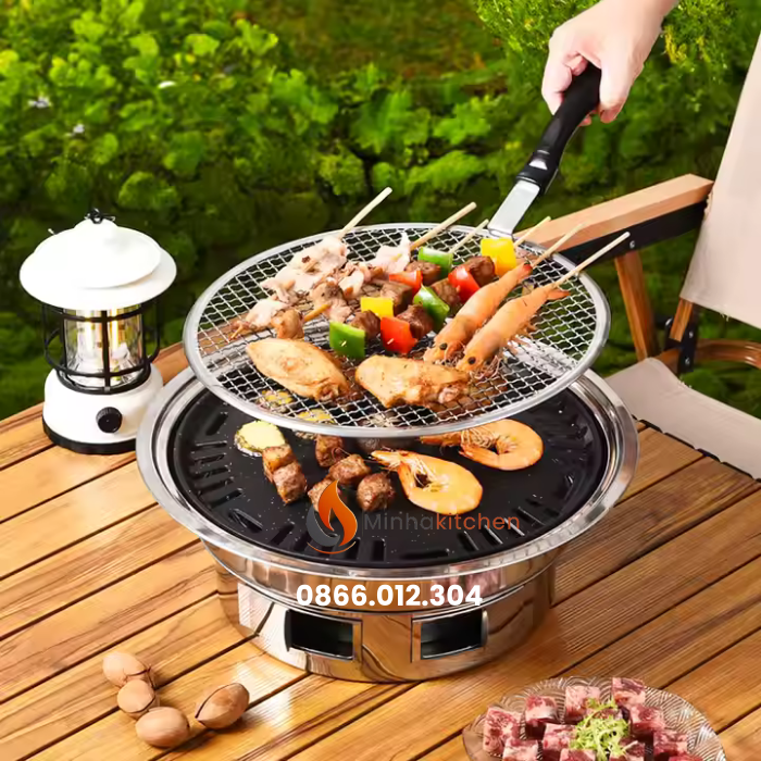 Đi picnic cùng bạn bè, gia đình sẽ thêm phần thú vị nếu có món thịt nướng nóng hổi, thơm lừng ngay tại chỗ. Nhưng nếu mang theo bếp gas hay bếp điện thì lại cồng kềnh, nguy hiểm. Giải pháp lý tưởng chính là: bếp nướng than hoa mini để bàn – nhỏ gọn, tiện lợi, giữ trọn hương vị nướng truyền thống mà lại cực kỳ an toàn, dễ sử dụng ngoài trời.