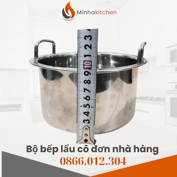Xoong lẩu cô đơn inox là loại nồi lẩu mini 1 ngăn được làm hoàn toàn từ inox 201 cao cấp, có khả năng chống gỉ sét, giữ nhiệt tốt và dễ dàng vệ sinh. Sản phẩm được thiết kế riêng cho một người ăn, phù hợp với không gian nhỏ, hiện đại và mô hình lẩu FA cá nhân đang được nhiều nhà hàng Hàn – Nhật – Việt ưa chuộng.