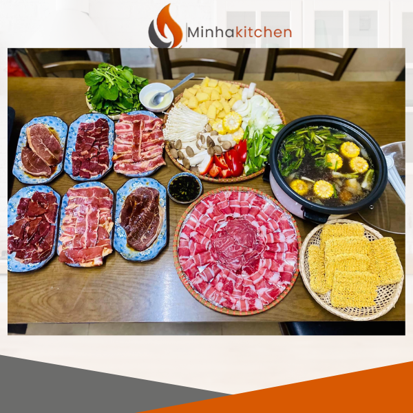 Bạn đang tìm cách nấu lẩu đuôi bò tại nhà vừa thơm, vừa trong nước, lại không bị hôi? Tin vui là món này không hề khó như nhiều người nghĩ. Chỉ cần đúng kỹ thuật sơ chế và một vài bí quyết nhỏ, bạn đã có ngay một nồi lẩu đuôi bò chuẩn vị, đậm đà, mềm giòn tự nhiên. Đặc biệt, khi kết hợp cùng bếp từ và nồi lẩu inox chuyên dụng, bữa ăn gia đình sẽ tiện lợi và an toàn hơn rất nhiều.