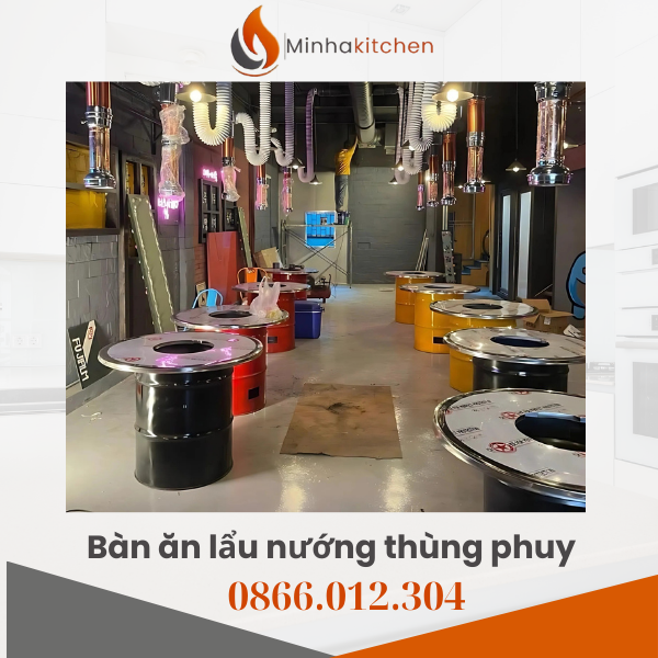 Bàn thùng phi mặt inox là lựa chọn phổ biến cho các quán ăn, nhà hàng lẩu nướng BBQ hoặc không gian decor phong cách công nghiệp, đường phố nhờ độ bền và khả năng chống chịu thời tiết.