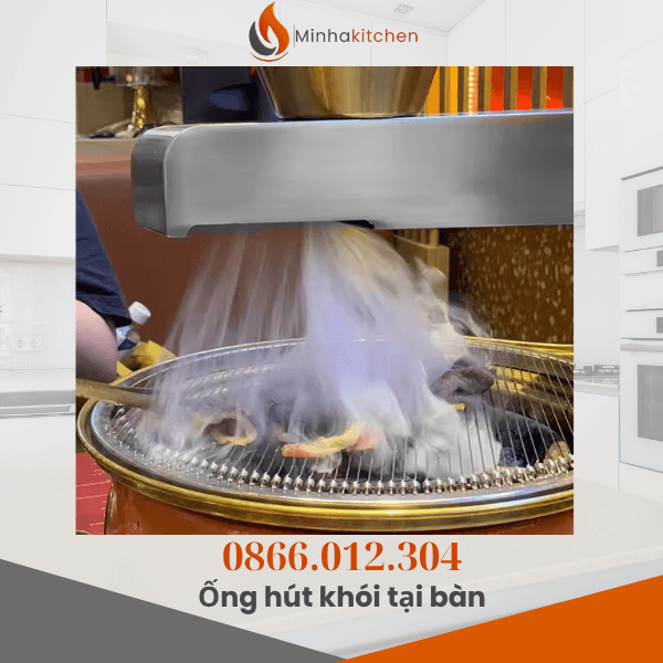 Kinh doanh mô hình lẩu nướng BBQ luôn là một miếng bánh ngon nhưng cũng đầy thách thức đối với các chủ nhà hàng. Một trong những bài toán đau đầu nhất khi thiết kế quán chính là xử lý triệt để mùi thức ăn, khói bụi và hơi nóng mà vẫn đảm bảo không gian thoáng đãng, sang trọng. Đối với những mặt bằng có diện tích nhỏ hẹp hoặc trần nhà thấp, hệ thống ống hút khói dương (thả từ trần xuống) hoàn toàn không phải là một phương án khả thi. Chính vì vậy, ống hút khói nhỏ gọn tại bàn lẩu nướng dạng cong đã ra đời như một giải pháp cứu cánh đột phá. Thiết bị này không chỉ giúp gom sạch khói mùi ngay tại mặt bếp mà còn giải phóng hoàn toàn không gian phía trên, mang lại sự tinh tế và hiện đại bậc nhất cho thực khách.