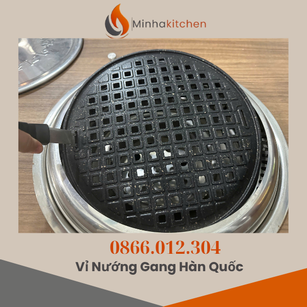 Trong mô hình nhà hàng BBQ hiện đại, đặc biệt là các quán nướng than hoa Hàn Quốc, việc lựa chọn vỉ nướng chuyên dụng là yếu tố sống còn để đảm bảo món ăn thơm ngon, giữ hương vị chuẩn Hàn, và tối ưu chi phí vận hành. Nếu bạn đang tìm dòng vỉ nướng chuyên nghiệp, vừa bền bỉ, vừa chống dính tốt, vừa hạn chế khói và dầu mỡ, thì dòng vỉ nướng Hàn Quốc gang phủ men chống dính là lựa chọn không thể bỏ qua.