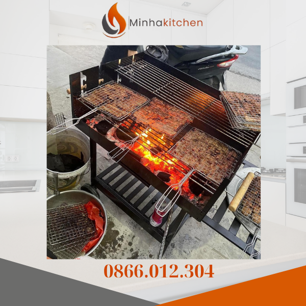 1. Vì sao bếp nướng than hoa ngoài trời được ưa chuộng? Trong những năm gần đây, nhu cầu tổ chức tiệc nướng ngoài trời của các gia đình Hà Nội ngày càng tăng cao. Một buổi tối cuối tuần quây quần bên nhau, cùng nhau chuẩn bị đồ ăn, nhóm bếp và thưởng thức những món nướng nóng hổi mang lại niềm vui và sự gắn kết đặc biệt. Chính vì vậy, bếp nướng than hoa ngoài trời đã trở thành lựa chọn hàng đầu. Không chỉ giúp món nướng thơm ngon tự nhiên, giữ trọn hương vị đặc trưng của than hoa, mà còn mang đến trải nghiệm ấm áp, gần gũi đúng chất truyền thống.