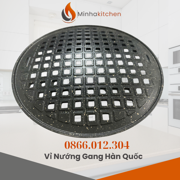 Giới thiệu về vỉ nướng đột lỗ chống dính Hàn Quốc Vỉ nướng đột lỗ chống dính Hàn Quốc (hay còn gọi là vỉ nướng gang caro, vỉ gang chống dính đột lỗ) là thiết bị không thể thiếu trong các quán BBQ, nhà hàng nướng than hoa, quán lẩu nướng Hàn Quốc. Sản phẩm được làm từ gang nguyên khối phủ lớp chống dính Nano cao cấp, bề mặt đột lỗ hoặc caro đều nhau giúp thoát dầu mỡ nhanh, giảm khói, và giữ trọn hương vị tự nhiên của món ăn.