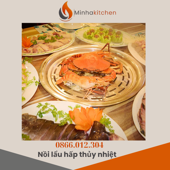 Trong vài năm trở lại đây, mô hình quán lẩu hấp (hay còn gọi là lẩu hơi) đang trở thành xu hướng mới trong ngành F&B. Khác biệt với lẩu truyền thống hoặc lẩu nướng khói mù trời, lẩu hấp chinh phục thực khách bởi: Không khói – không dầu mỡ – không ám mùi Giữ trọn hương vị tự nhiên của thực phẩm Tốt cho sức khỏe: Không chiên xào, không cholesterol Trải nghiệm ăn uống độc đáo – mới lạ Và điều đặc biệt? Khách hàng sẵn sàng chi trả nhiều hơn cho một bữa ăn “healthy – không khói – đẹp mắt”. Đây chính là cơ hội vàng cho các nhà đầu tư nhỏ lẻ, quán ăn vừa và nhỏ hay chuỗi nhà hàng muốn bắt trend nhanh – thu lời sớm.