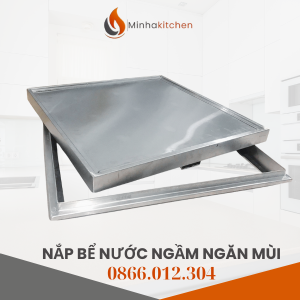 Nắp Đậy Bể Nước Ngầm 80×80 cm Là Gì? Đây là loại nắp inox chuyên dụng, dùng để che kín miệng bể nước âm sàn, thường lắp: Trong nhà Ngoài sân Gara Khu vực bếp, nhà vệ sinh Kích thước 800 × 800 mm được thiết kế tương thích hoàn hảo với gạch lát nền 80×80 cm, giúp bề mặt sàn liền mạch, khó nhận ra vị trí miệng bể.