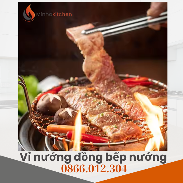 Ẩm thực nướng than hoa từ lâu đã trở thành một nét văn hóa quen thuộc tại các nhà hàng BBQ, quán lẩu nướng và cả các buổi tiệc gia đình. Để món ăn nướng đạt được hương vị chuẩn, giữ nguyên độ ngọt, màu sắc bắt mắt và an toàn cho sức khỏe, việc chọn vỉ nướng đóng vai trò cực kỳ quan trọng. Trong số nhiều lựa chọn, vỉ nướng đồng mắt cáo cao cấp đang dần chiếm ưu thế và được nhiều nhà hàng – hộ gia đình tin dùng. Vậy, vỉ nướng mắt cáo đồng có gì đặc biệt? Tại sao đây là sản phẩm được đánh giá cao trong ngành ẩm thực BBQ? Cùng khám phá ngay dưới đây.