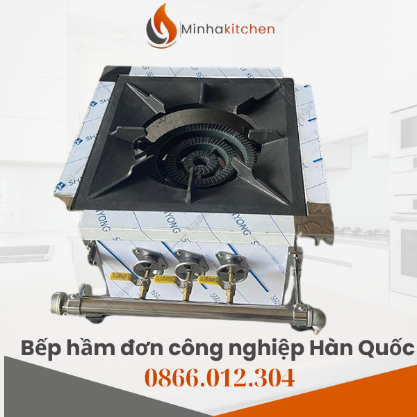 Bếp Hầm Công Nghiệp 1 Họng Là Gì? Bếp hầm công nghiệp 1 họng là dòng bếp gas chuyên dụng cho các món hầm – ninh – kho, sử dụng 1 bộ đốt 2 vòng lửa, cho phép: Duy trì nhiệt đều trong thời gian dài Tránh cháy đáy nồi Tiết kiệm gas so với bếp khè lửa lớn Sản phẩm phù hợp cho nhà hàng, quán phở, bún bò, bếp ăn tập thể, bếp KCN, nơi cần nấu nồi lớn nhưng không yêu cầu lửa quá gắt.