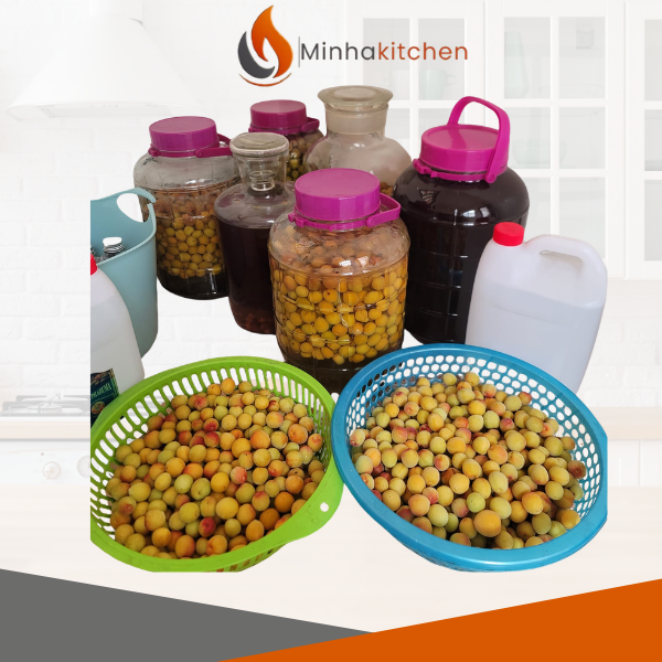 Rượu mơ không chỉ là thức uống truyền thống quen thuộc mà còn được nhiều người xem như một “liều thuốc chống oxy hóa tự nhiên” nếu sử dụng đúng cách. Chỉ cần mỗi ngày một chén nhỏ, bạn đã có thể tận hưởng hương vị thơm dịu, thanh mát cùng nhiều lợi ích sức khỏe tuyệt vời. Bài viết dưới đây sẽ chia sẻ công thức ngâm rượu mơ chuẩn vị, dễ làm, đồng thời phân tích rõ lợi ích, cách chọn nguyên liệu và những lưu ý quan trọng để rượu mơ đạt chất lượng ngon nhất.