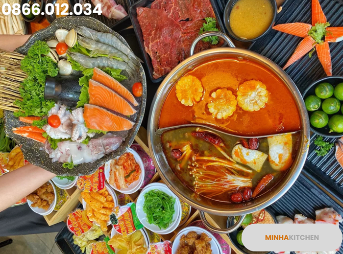 Trong những năm gần đây, mô hình nhà hàng lẩu nướng, buffet lẩu ngày càng phát triển mạnh tại Quảng Ninh, kéo theo nhu cầu tìm mua nồi ăn lẩu 2 ngăn giá tốt tăng cao. Đây là loại nồi không chỉ giúp phục vụ thực khách chuyên nghiệp hơn, mà còn giúp tối ưu chi phí đầu tư và không gian bếp cho các quán ăn, nhà hàng. Nếu bạn đang tìm kiếm nồi lẩu inox 2 ngăn chất lượng – giá tốt – bền đẹp, thì bài viết này sẽ giúp bạn hiểu rõ hơn về sản phẩm nồi ăn lẩu 2 ngăn D30cm đang được các nhà hàng tại Quảng Ninh lựa chọn nhiều nhất.