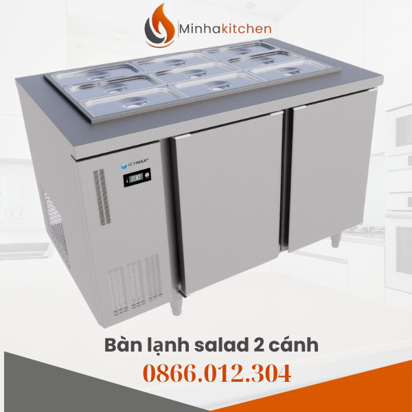 1. Bàn lạnh salad 2 cánh là gì? Bàn lạnh salad 2 cánh là thiết bị làm mát công nghiệp dạng bàn, kết hợp tủ mát và mặt bàn thao tác inox trong cùng một sản phẩm. Đây là thiết bị không thể thiếu trong bếp nhà hàng Âu, quán cà phê, quầy bar, bếp ăn công nghiệp – nơi cần bảo quản và chế biến nguyên liệu tươi sống như rau củ, nước sốt, topping, salad, phô mai, thịt nguội…