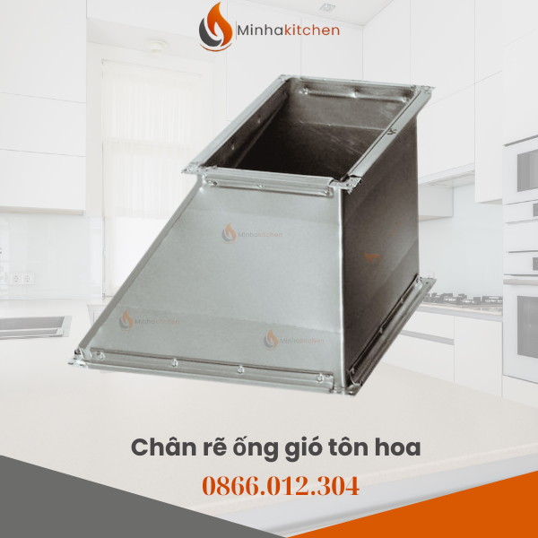 Giới Thiệu Chung Về Chân Rẽ Ống Gió Chân rẽ ống gió (hay còn gọi là cổ trích, gót giày) là một phụ kiện cực kỳ quan trọng trong hệ thống thông gió – điều hòa không khí. Sản phẩm này có thiết kế đặc biệt, giúp tách luồng khí từ ống gió chính sang các nhánh phụ, đảm bảo không khí được phân phối đến nhiều khu vực khác nhau trong cùng một hệ thống. Với khả năng chuyển đổi linh hoạt giữa các tiết diện ống (vuông ↔ tròn), chân rẽ giúp hệ thống vận hành hiệu quả hơn, giảm tổn thất áp suất và tăng hiệu quả làm mát hoặc thông gió.