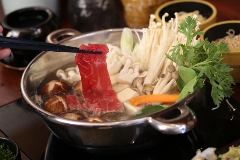 Bạn đang tìm kiếm một món ăn ngon, dễ nấu để chiêu đãi người thân vào dịp cuối tuần? Lẩu Shabu Shabu – món lẩu nổi tiếng của Nhật Bản chính là gợi ý tuyệt vời! Hương vị thanh nhẹ, nguyên liệu tươi ngon, kết hợp cùng bếp hồng ngoại IH 2000W tiện lợi sẽ giúp bạn có một bữa ăn hấp dẫn và ấm cúng ngay tại nhà.