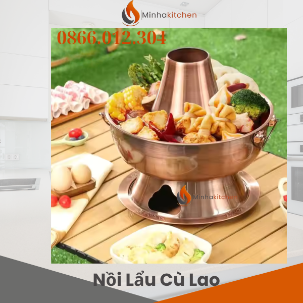 Nồi Lẩu Cù Lao Là Gì? Vì Sao Lại Gọi Là “Lẩu Thở”? Lẩu cù lao – hay còn gọi là lẩu than, lẩu thở – là món ăn gắn liền với tuổi thơ của nhiều người miền Tây. Món lẩu này được nấu trong một chiếc nồi đặc biệt có hình dáng giống một cù lao thu nhỏ giữa sông: ở giữa là ống trụ rỗng để chứa than, xung quanh là phần nước dùng và thức ăn.  🔥 Ưu điểm của nồi lẩu cù lao:  Giữ nhiệt lâu, giữ lửa suốt buổi tiệc  Tỏa nhiệt đều, giúp thực phẩm chín đều, thơm ngon  Tạo không khí ấm cúng, dân dã, đậm chất miền quê