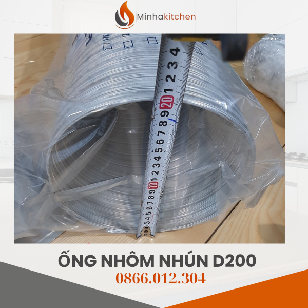 Ống Nhôm Nhún D200 Là Gì? Ống nhôm nhún đàn hồi D200 là ống gió mềm bán cứng, được sản xuất từ nhôm cao cấp cán mỏng, có cấu trúc gấp nếp (nhún) dạng xoắn, giúp ống: Dễ dàng uốn cong theo nhiều hướng Kéo giãn – thu gọn linh hoạt Lắp đặt nhanh chóng trong không gian hẹp, trần thấp Với đường kính lớn 200mm, ống phù hợp cho các hệ thống cần lưu lượng gió lớn, hút khói mạnh, thường kết hợp với quạt thông gió, quạt hút mùi công suất cao.