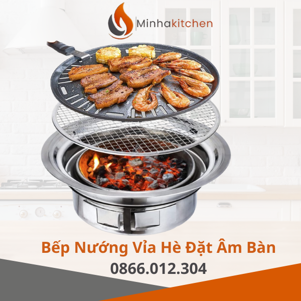 Bếp Nướng Than Đặt Âm Bàn Là Gì? Bếp nướng than đặt âm bàn là dòng bếp nướng sử dụng than hoa hoặc than củi, có thể: Đặt trực tiếp trên mặt bàn Hoặc lắp đặt âm bàn để tạo không gian gọn gàng, chuyên nghiệp Nhờ thiết kế nhỏ gọn, dễ tháo lắp, bếp giúp người dùng chủ động trong quá trình nướng, đảm bảo món ăn chín nhanh, thơm ngon mà không gây ám mùi khó chịu.