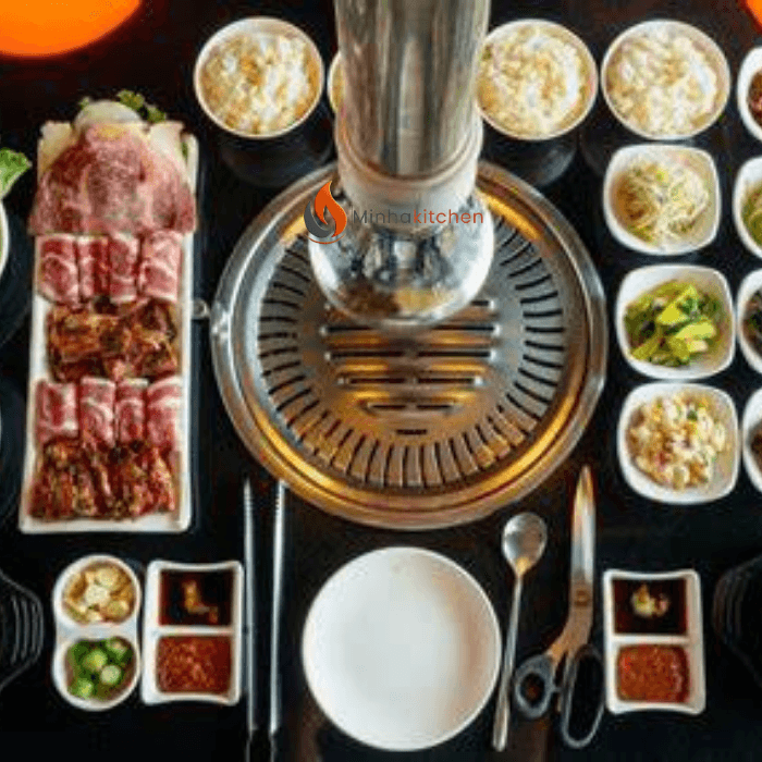 Mô hình nhà hàng BBQ chuẩn phong cách xứ Kim Chi đang chiếm lĩnh thị trường ẩm thực nhờ không gian hiện đại và trải nghiệm nướng hấp dẫn. Để tạo nên một không gian ẩm thực không khói chuyên nghiệp, việc tìm địa chỉ mua bếp nướng than hoa hút dương Hàn Quốc tại Hà Nội giá tốt là ưu tiên hàng đầu của các chủ đầu tư. Bài viết này sẽ phân tích chi tiết cấu tạo, thông số và bí quyết lựa chọn dòng bếp âm bàn cao cấp này.