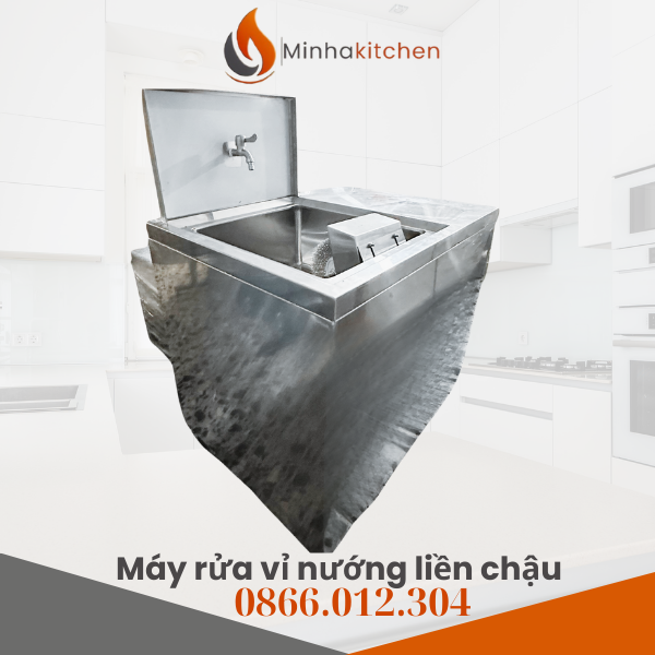 Trong các nhà hàng BBQ, quán nướng than hoa hay buffet lẩu nướng, việc vệ sinh vỉ nướng luôn là nỗi ám ảnh đối với nhân viên bếp. Các mảng bám dầu mỡ, than cháy đen bám chặt trên bề mặt vỉ không chỉ mất thời gian cọ rửa mà còn gây tốn kém chi phí nhân công. Giải pháp tối ưu cho vấn đề này chính là Máy đánh vỉ nướng liền chậu – thiết bị chuyên dụng giúp làm sạch vỉ nướng nhanh chóng, an toàn và hiệu quả.