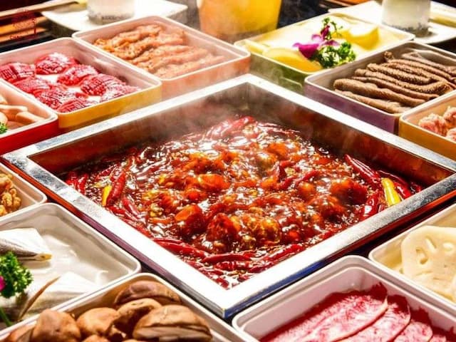 Lẩu bò Tứ Xuyên là món ăn nổi tiếng với hương vị cay tê đặc trưng, làm "say lòng" mọi tín đồ ẩm thực. Nhưng bạn có biết, chỉ với nồi lẩu 1 ngăn inox nhà hàng, bạn có thể dễ dàng hoàn thiện món lẩu này trong chưa đầy 5 phút chuẩn bị cuối cùng, nếu đã có sẵn nước dùng hầm từ trước? Hãy cùng khám phá ngay bí quyết nấu nhanh – ngon – đậm đà chỉ trong một bài viết!