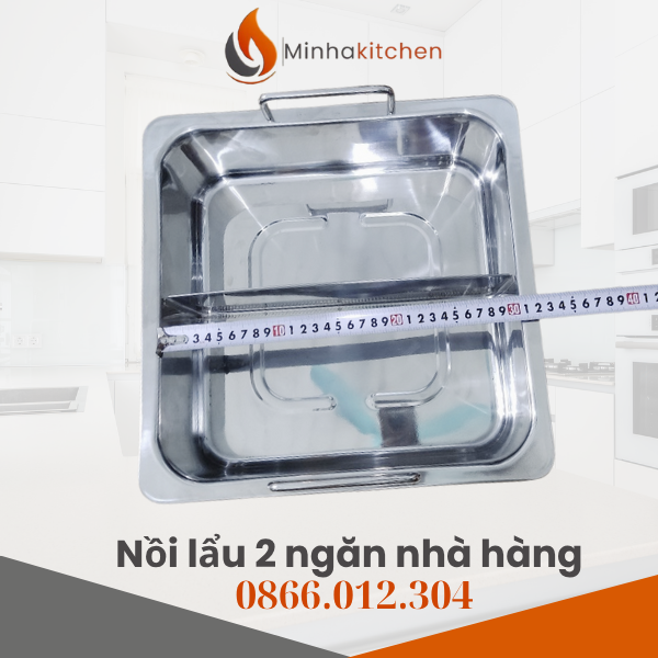 Nồi lẩu inox 2 ngăn vuông là dòng sản phẩm được yêu thích trong các nhà hàng lẩu cao cấp như Haidilao, Lẩu Uyên Ương Trung Hoa, hay các quán lẩu buffet hiện nay. Với thiết kế vuông vức sang trọng, 2 ngăn tiện lợi và chất liệu inox cao cấp, nồi mang lại trải nghiệm ẩm thực đẳng cấp, giúp người dùng thưởng thức 2 vị lẩu khác nhau trên cùng 1 bàn ăn — một lựa chọn hoàn hảo cho không gian nhà hàng hoặc gia đình.