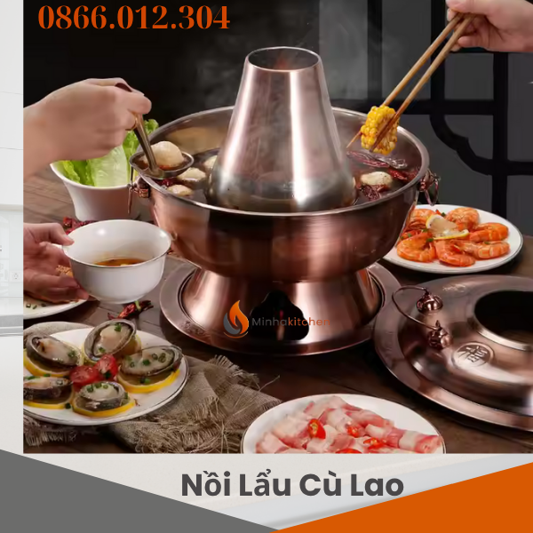 Nồi Lẩu Cù Lao Là Gì? Vì Sao Lại Là “Tối Ưu” Cho Lẩu Truyền Thống? Nồi lẩu cù lao, hay còn được gọi là nồi lẩu thở, là loại nồi đặc trưng chuyên dùng để nấu món lẩu truyền thống của người miền Tây. Tên gọi “cù lao” bắt nguồn từ thiết kế đặc biệt của nồi – có một ống khói rỗng ở giữa giống hình cù lao giữa sông. Phần ống này được dùng để chứa than hoa, giúp tỏa nhiệt đều và giữ nhiệt suốt cả buổi ăn.  🔥 Nhờ nguyên lý lan tỏa nhiệt từ trung tâm, thực phẩm trong nồi chín đều, giữ trọn hương vị, đồng thời tạo không gian ăn lẩu ấm cúng, gần gũi và đầy trải nghiệm.