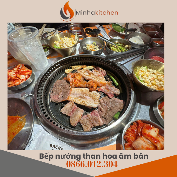 Mở quán nướng cần những gì là câu hỏi rất nhiều người đặt ra khi muốn kinh doanh mô hình quán nướng BBQ. Đây là ngành có lượng khách ổn định, lợi nhuận tốt và rất phù hợp với thị trường ẩm thực hiện nay. Tuy nhiên để quán hoạt động hiệu quả, bạn cần chuẩn bị đầy đủ từ mặt bằng, thiết bị bếp nướng, hệ thống hút khói đến quy trình vận hành. Trong bài viết này, chuyên gia thiết bị bếp nhà hàng sẽ hướng dẫn chi tiết những thứ cần chuẩn bị khi mở quán nướng, giúp bạn tránh sai lầm và tối ưu chi phí đầu tư.