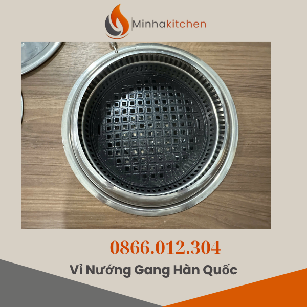 Trong các mô hình nhà hàng nướng Hàn Quốc, BBQ không khói, việc chọn lựa một chiếc vỉ nướng phù hợp ảnh hưởng trực tiếp đến chất lượng món ăn, trải nghiệm khách hàng, và chi phí vận hành. Nếu bạn đang tìm kiếm một giải pháp bền bỉ, an toàn và hiệu quả, thì vỉ nướng chống dính Hàn Quốc bằng gang đục lỗ chính là lựa chọn đáng đầu tư.