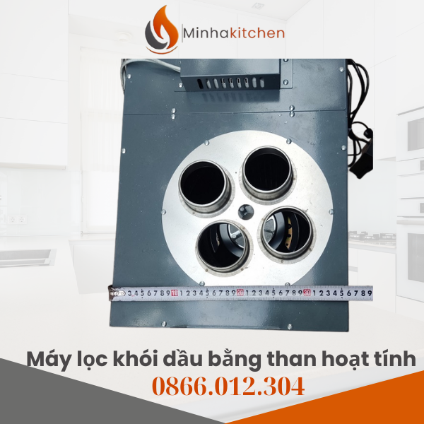 1. Vấn đề mùi khói dầu trong nhà hàng BBQ Nếu bạn đang vận hành một nhà hàng lẩu nướng BBQ, chắc chắn đã từng đau đầu với mùi khói, dầu mỡ và hơi nóng lan khắp không gian. Mùi bám vào quần áo khách Không khí ngột ngạt, ảnh hưởng trải nghiệm Khó đáp ứng tiêu chuẩn vệ sinh & PCCC Đối với nhiều nhà hàng thuê mặt bằng hoặc ở chung cư thương mại, việc lắp đặt hệ thống hút khói cố định là bất khả thi vì: Chủ nhà không cho phép thi công Cấu trúc trần – tường không phù hợp Chi phí thi công cao, thời gian lâu ➡ Lúc này, Bộ khử mùi bếp nướng BBQ bằng than hoạt tính chính là giải pháp “cứu nguy” cực hiệu quả.