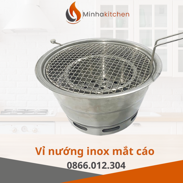 Vỉ nướng mắt cáo có tay cầm là loại vỉ nướng bằng inox với các lỗ hình thoi (mắt cáo), có thiết kế tay cầm chắc chắn, tiện lợi để di chuyển và sử dụng trên bếp nướng than, bếp ga hoặc bếp cồn, phổ biến tại nhà hàng, quán ăn BBQ và gia đình nhờ độ bền, khả năng chống dính và giá cả hợp lý, thường có đường kính khoảng 29.5cm.