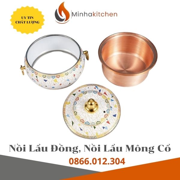 Trong thế giới ẩm thực lẩu phong phú, lẩu bò Mông Cổ luôn chiếm một vị trí đặc biệt trong lòng thực khách nhờ hương vị nước dùng đậm đà từ thảo mộc và những lát thịt bò thượng hạng. Tuy nhiên, để truyền tải trọn vẹn tinh túy của món ăn này, hương vị thôi là chưa đủ. Các nhà hàng lớn hiện nay đều hiểu rằng: Nồi lẩu đồng Trung Hoa (hay còn gọi là nồi lẩu Mông Cổ) chính là "vũ khí bí mật" để giữ chân khách hàng và nâng tầm trải nghiệm dịch vụ. Vậy loại nồi này có cấu tạo như thế nào? Tại sao nó lại trở thành xu hướng bắt buộc phải có cho các nhà hàng lẩu cao cấp? Hãy cùng khám phá chi tiết ngay trong bài viết dưới đây.