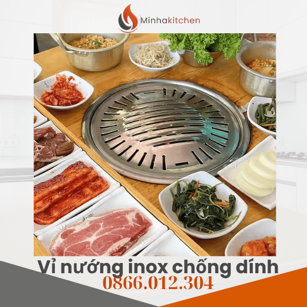 Mô hình nhà hàng nướng không khói chuẩn phong cách Hàn Quốc (K-BBQ) chưa bao giờ hạ nhiệt tại thị trường Việt Nam. Những miếng thịt nướng xèo xèo thơm phức, không gian hiện đại cùng trải nghiệm ẩm thực độc đáo luôn có sức hút cực lớn đối với giới trẻ và các gia đình. Tuy nhiên, với một người mới bắt đầu bước chân vào lĩnh vực F&B, câu hỏi hóc chuẩn nhất luôn là: Mở quán nướng Hàn Quốc cần những gì? Cần chuẩn bị vốn bao nhiêu, lựa chọn hệ thống bếp nướng ra sao để vừa tối ưu chi phí vừa đảm bảo vận hành mượt mà? Bài viết dưới đây từ chuyên gia Setup nhà hàng sẽ giải đáp từ A-Z giúp bạn tự tin bấm nút khởi động dự án!