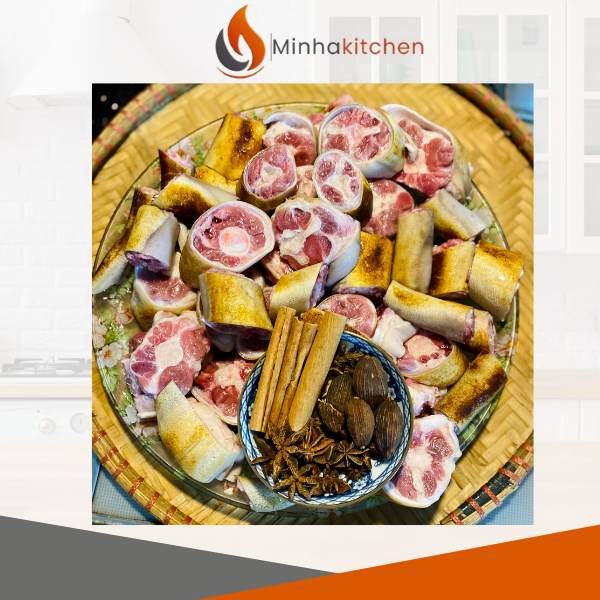 Lẩu đuôi bò là món ăn rất được yêu thích trong các buổi tụ họp gia đình hoặc những ngày thời tiết se lạnh. Nước lẩu đậm đà, thơm mùi gia vị phở, kết hợp với đuôi bò mềm béo tạo nên hương vị vô cùng hấp dẫn. Điểm đặc biệt của công thức nấu lẩu đuôi bò ở nhà là phần nước dùng được ninh từ xương bò giống như nấu phở. Sau đó nêm nếm đậm đà hơn để phù hợp khi ăn lẩu cùng rau, mì và các loại topping khác. Bài viết dưới đây sẽ hướng dẫn cách nấu lẩu đuôi bò đơn giản tại nhà, giúp bạn dễ dàng chế biến món ăn ngon cho cả gia đình.