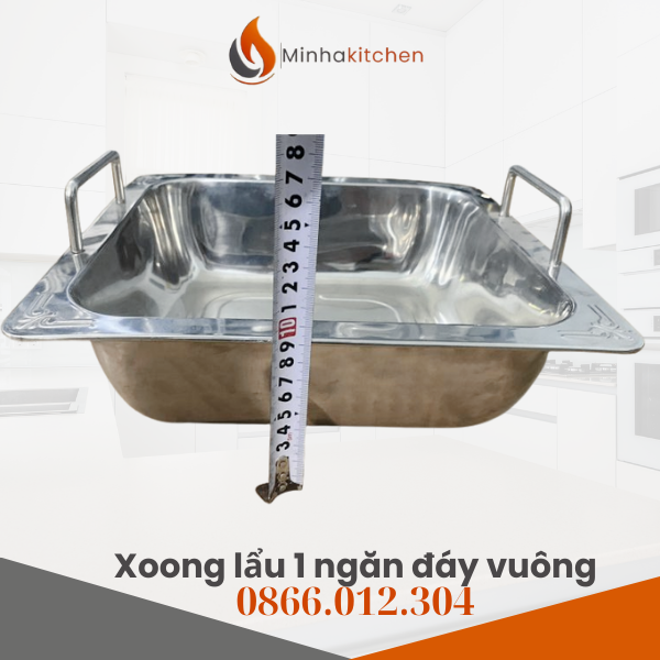Giới thiệu về nồi lẩu 1 ngăn vuông – sản phẩm không thể thiếu trong quán lẩu hiện đại Ngày nay, món lẩu không chỉ là đặc sản quen thuộc trong các buổi tụ họp bạn bè, gia đình mà còn là linh hồn của hàng ngàn nhà hàng, quán ăn và chuỗi lẩu nướng tại Việt Nam. Để mang đến trải nghiệm trọn vẹn, nồi lẩu 1 ngăn vuông inox đã trở thành lựa chọn tối ưu nhờ kiểu dáng tinh tế, độ bền cao và khả năng dẫn nhiệt tuyệt vời. Minhakitchen tự hào là đơn vị phân phối nồi lẩu vuông inox 1 ngăn giá rẻ, chất lượng cao, được tin dùng tại Hà Nội, TP. HCM và các tỉnh trên toàn quốc, phục vụ chuyên nghiệp cho nhà hàng, quán ăn và gia đình yêu thích món lẩu.
