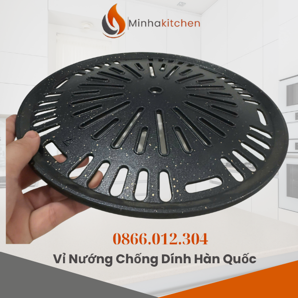 Ẩm thực nướng Hàn Quốc ngày càng phổ biến tại Việt Nam, đặc biệt là trong các nhà hàng BBQ và quán ăn bình dân. Một trong những dụng cụ quan trọng giúp mang lại trải nghiệm trọn vẹn cho thực khách chính là vỉ nướng chống dính Hàn Quốc. Với thiết kế hiện đại, bền bỉ và dễ sử dụng, đây là lựa chọn hàng đầu cho cả nhà hàng lẫn hộ gia đình. Tại Minhakitchen, chúng tôi chuyên cung cấp vỉ nướng BBQ Hàn Quốc số lượng lớn, giá cả cạnh tranh, cam kết hàng chuẩn chất lượng cho khách hàng tại Hà Nội và toàn quốc.