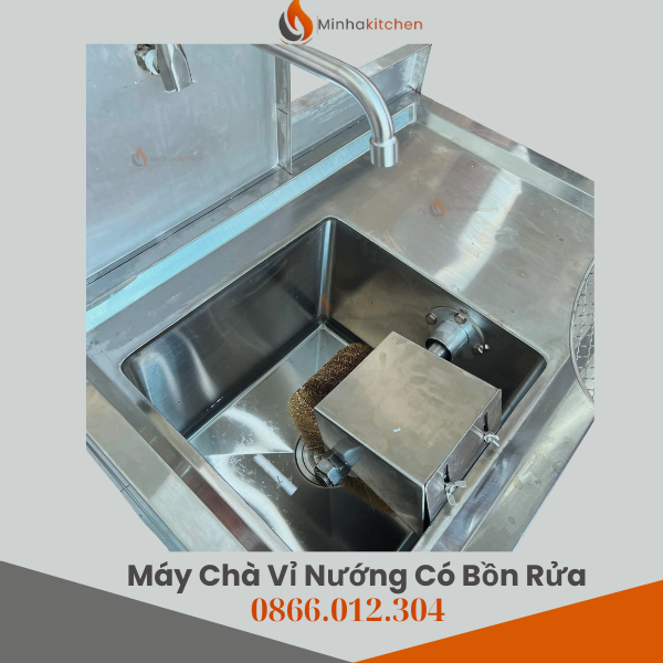 Trong các mô hình kinh doanh BBQ, buffet nướng hay nhà hàng lẩu nướng than hoa, việc làm sạch vỉ nướng luôn là nỗi ám ảnh của nhân viên bếp. Những mảng bám dầu mỡ, khói than bám dày trên bề mặt vỉ inox không chỉ gây mất vệ sinh, mà còn làm ảnh hưởng đến hương vị món ăn. Chính vì vậy, nhiều chủ nhà hàng hiện nay đã lựa chọn máy đánh vỉ nướng liền chậu – giải pháp tối ưu giúp rửa sạch vỉ nhanh chóng, tiết kiệm nhân lực và đảm bảo vệ sinh an toàn thực phẩm. Vậy thiết bị này mang lại những lợi ích gì? Cùng Minhakitchen khám phá ngay 5 ưu điểm nổi bật dưới đây.