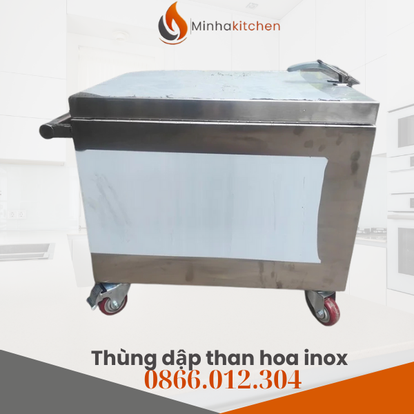 1. Giới thiệu về thùng dập than hoa inox Trong các quán nướng, nhà hàng BBQ hay quán ăn đường phố, việc xử lý than dư sau khi phục vụ khách là một khâu quan trọng. Nếu không có giải pháp an toàn, than còn cháy dở có thể gây cháy nổ, khói bụi khó chịu và làm giảm hiệu suất phục vụ. Đó là lý do tại sao thùng dập than hoa inox trở thành lựa chọn hàng đầu, vừa an toàn, vừa tiết kiệm, lại dễ sử dụng. Không chỉ phù hợp cho nhà hàng, quán nướng tại Hà Nội, sản phẩm còn được nhiều hộ gia đình yêu thích BBQ tin dùng.